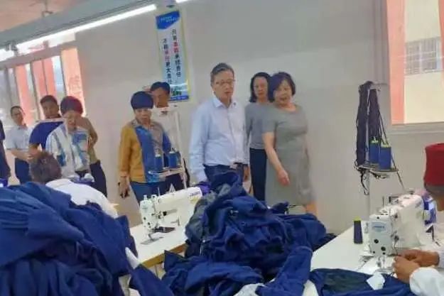 卞吉安部长考察宁兴恒骐凉山州昭觉服装生产基地并出席《甬凉姐妹创业就业培训基地》揭牌仪式